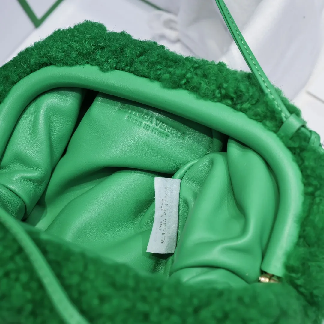 The small parrot green 🐱 BV pouch cloud bag is a fluffy version. It’s here, it’s here, it’s here with the fluff. You’ll know how cute it is when you see the real thing! The soft and fluffy feel is really great. Rua, this year’s furry style, I stand on bv! ! Whether it is a jodie cloud bag or a tote, not all curly teddy fur can be used to make goods. The curl size of the fur directly affects the similarity of the entire bag. Material: full fur and lambskin ➕ lambskin lining is much more expensive than full leather! Again, if you don’t want to develop ZP, of course you have to be willing to spend money ~ 22*13*5,